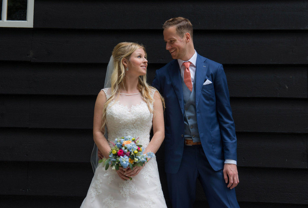 foto van een bruidspaar tijdens een bruiloft door bruidsfotograaf Kirstin Kraaijveld uit Hellevoetsluis