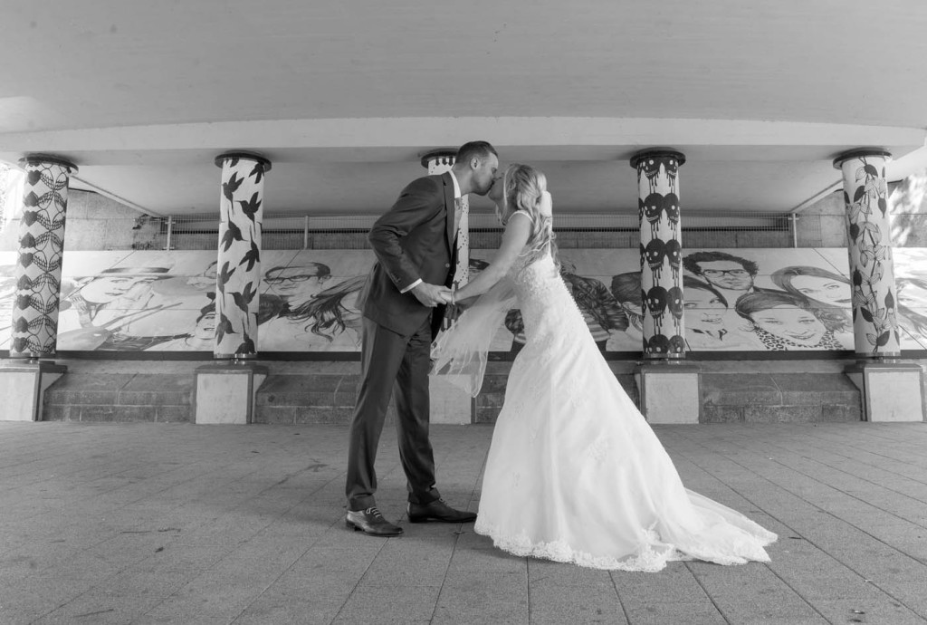 foto van een bruidspaar tijdens een bruiloft door bruidsfotograaf Kirstin Kraaijveld uit Hellevoetsluis