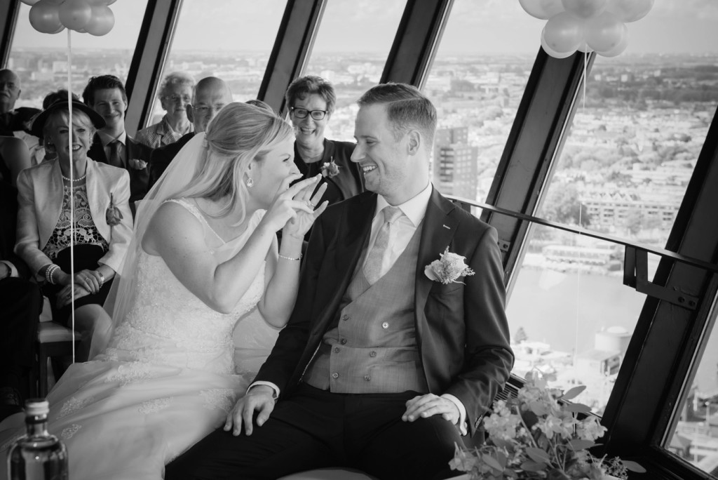 foto van een bruidspaar tijdens een bruiloft door bruidsfotograaf Kirstin Kraaijveld uit Hellevoetsluis