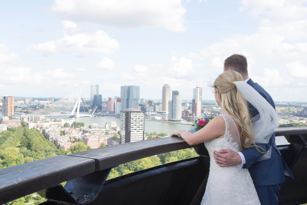 foto van een bruidspaar tijdens een bruiloft door bruidsfotograaf Kirstin Kraaijveld uit Hellevoetsluis