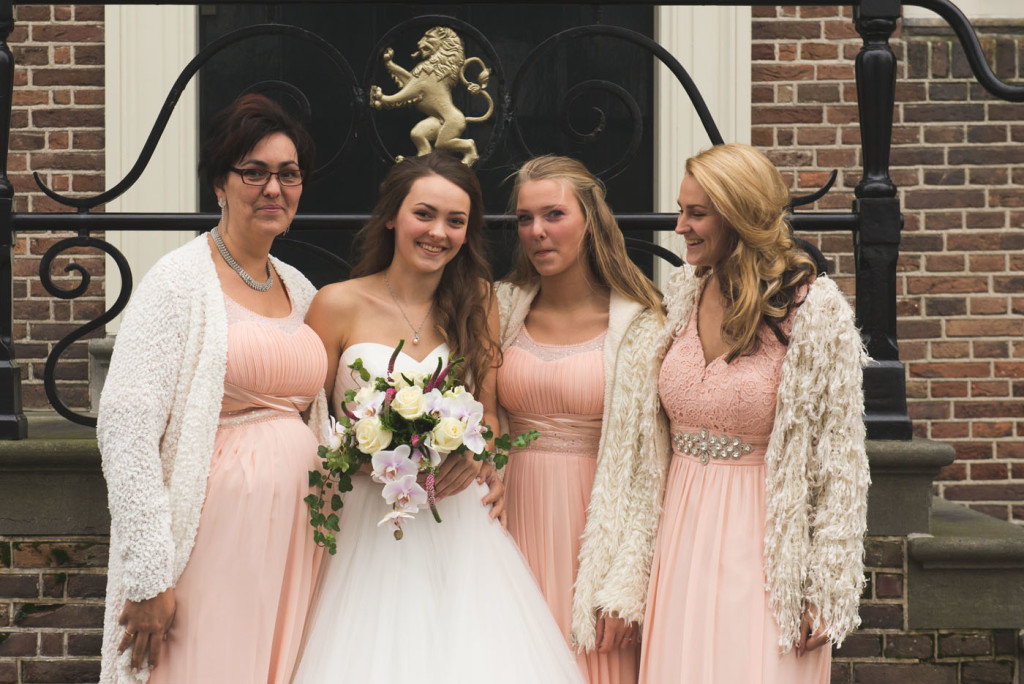 foto van een bruidspaar tijdens een bruiloft door bruidsfotograaf Kirstin Kraaijveld uit Hellevoetsluis