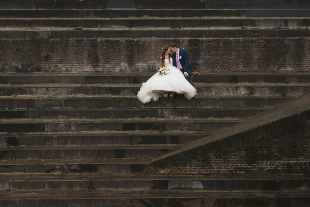foto van een bruidspaar tijdens een bruiloft door bruidsfotograaf Kirstin Kraaijveld uit Hellevoetsluis