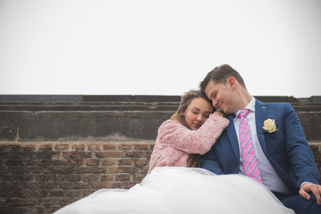 foto van een bruidspaar tijdens een bruiloft door bruidsfotograaf Kirstin Kraaijveld uit Hellevoetsluis