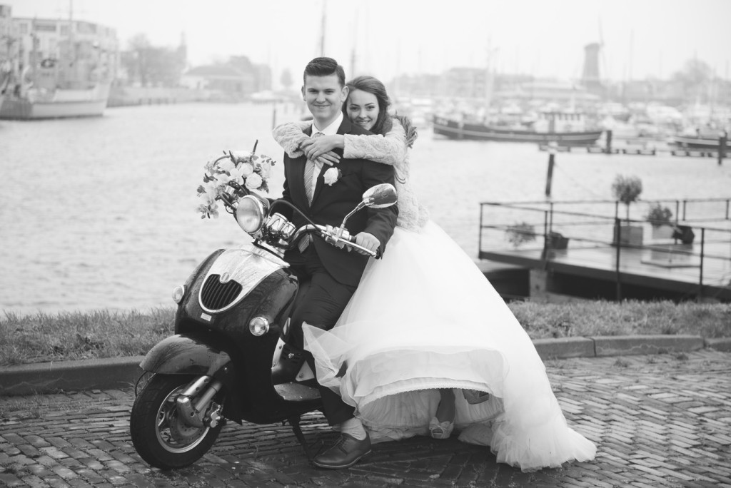 foto van een bruidspaar tijdens een bruiloft door bruidsfotograaf Kirstin Kraaijveld uit Hellevoetsluis