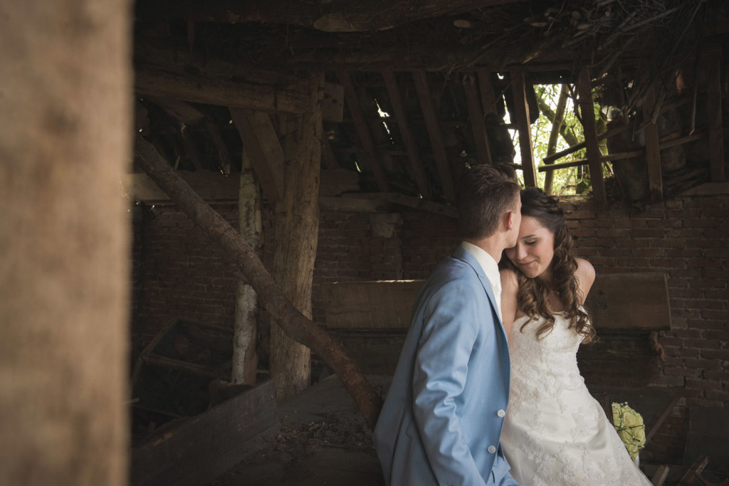 foto van een bruidspaar tijdens een bruiloft door bruidsfotograaf Kirstin Kraaijveld uit Hellevoetsluis