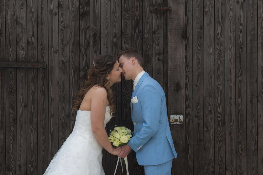 foto van een bruidspaar tijdens een bruiloft door bruidsfotograaf Kirstin Kraaijveld uit Hellevoetsluis