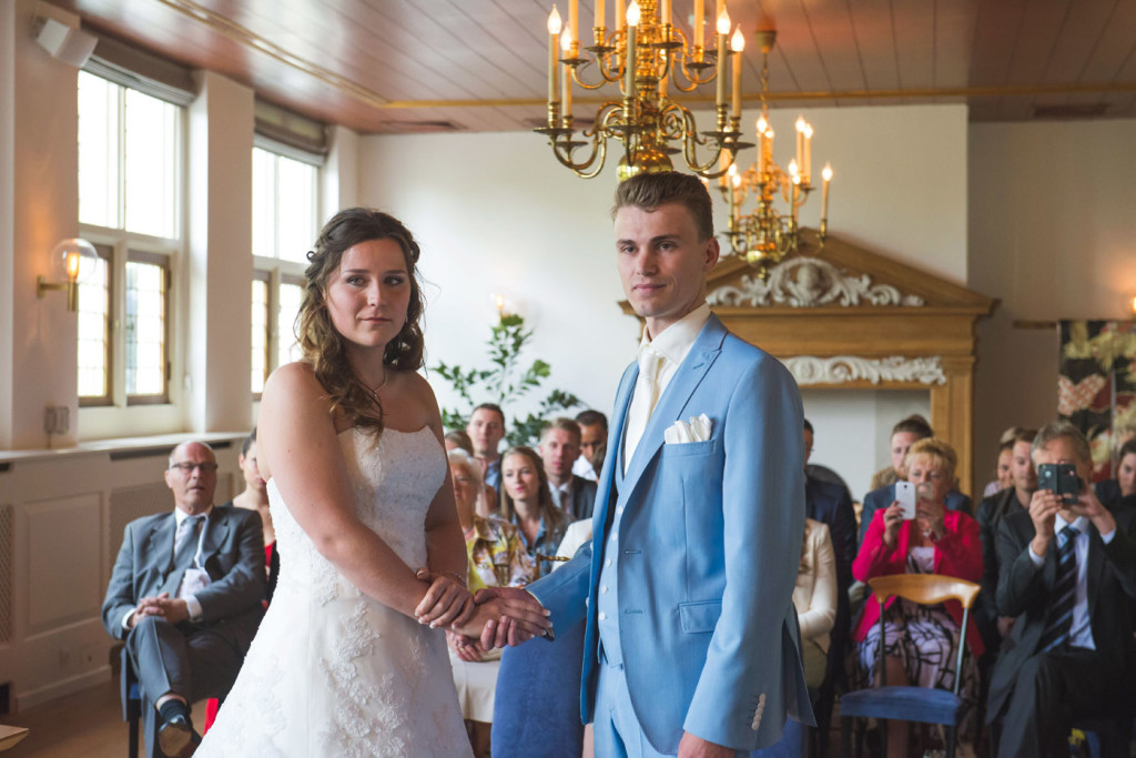 foto van een bruidspaar tijdens een bruiloft door bruidsfotograaf Kirstin Kraaijveld uit Hellevoetsluis