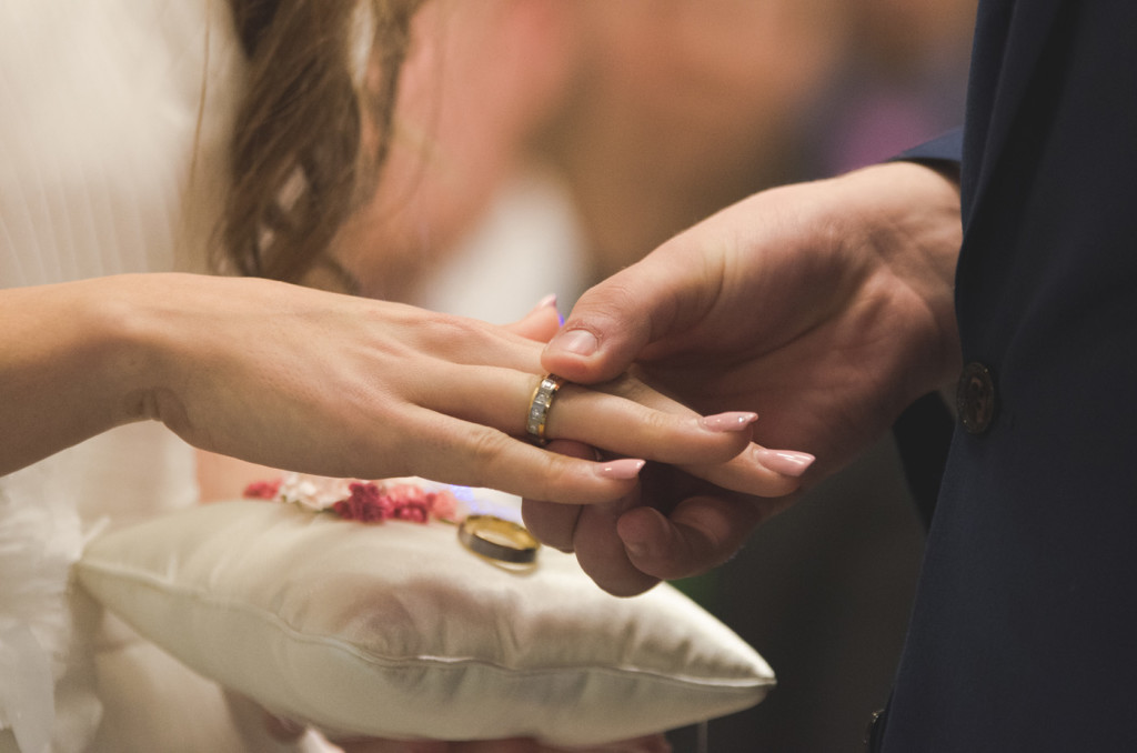 foto van een bruidspaar tijdens een bruiloft door bruidsfotograaf Kirstin Kraaijveld uit Hellevoetsluis