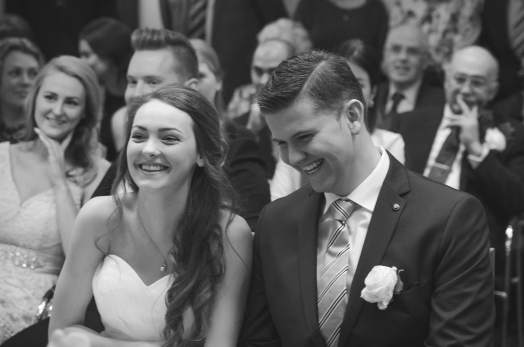foto van een bruidspaar tijdens een bruiloft door bruidsfotograaf Kirstin Kraaijveld uit Hellevoetsluis