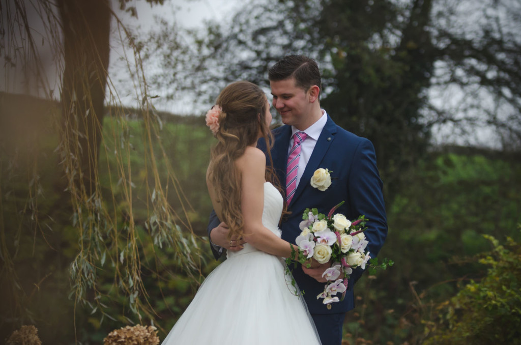 foto van een bruidspaar tijdens een bruiloft door bruidsfotograaf Kirstin Kraaijveld uit Hellevoetsluis
