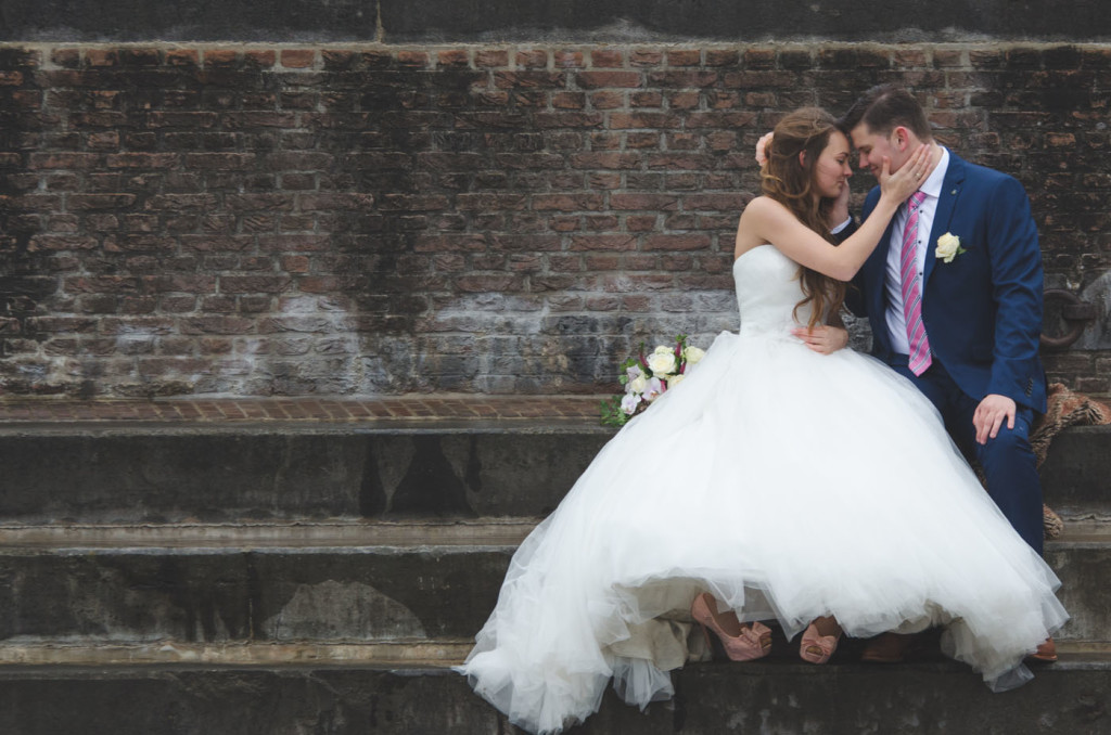foto van een bruidspaar tijdens een bruiloft door bruidsfotograaf Kirstin Kraaijveld uit Hellevoetsluis