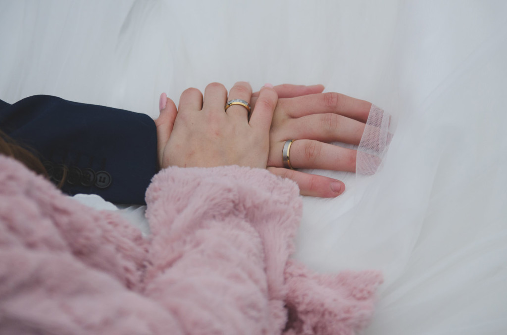 foto van een bruidspaar tijdens een bruiloft door bruidsfotograaf Kirstin Kraaijveld uit Hellevoetsluis