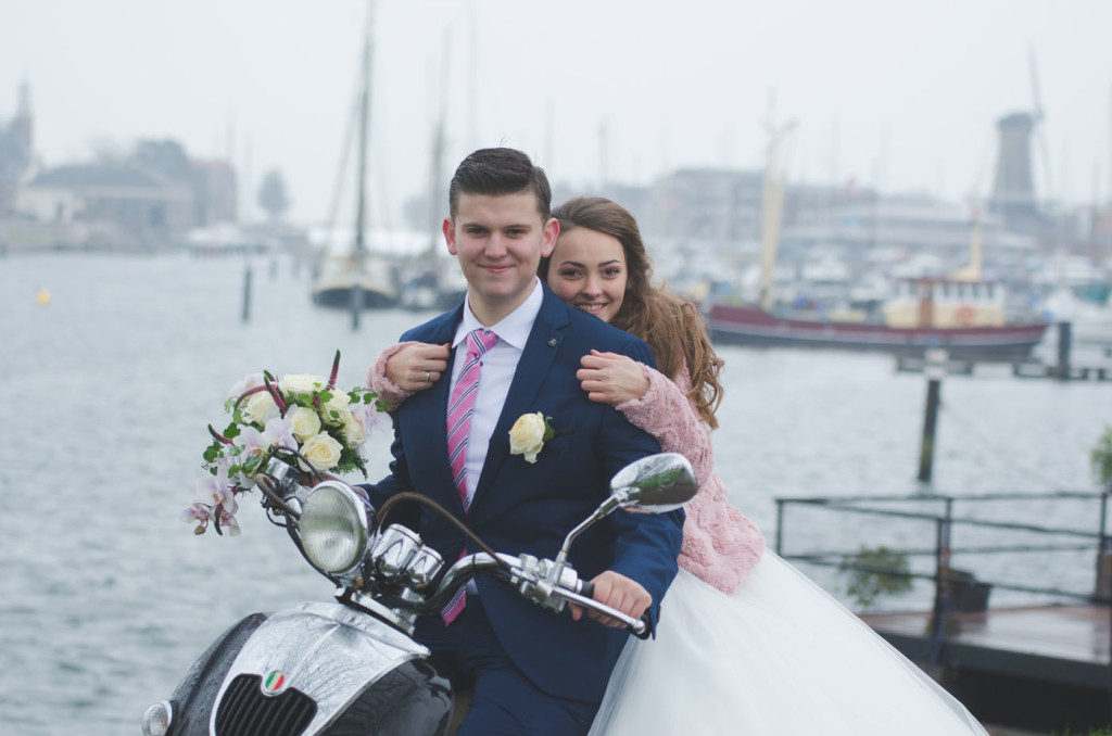 foto van een bruidspaar tijdens een bruiloft door bruidsfotograaf Kirstin Kraaijveld uit Hellevoetsluis