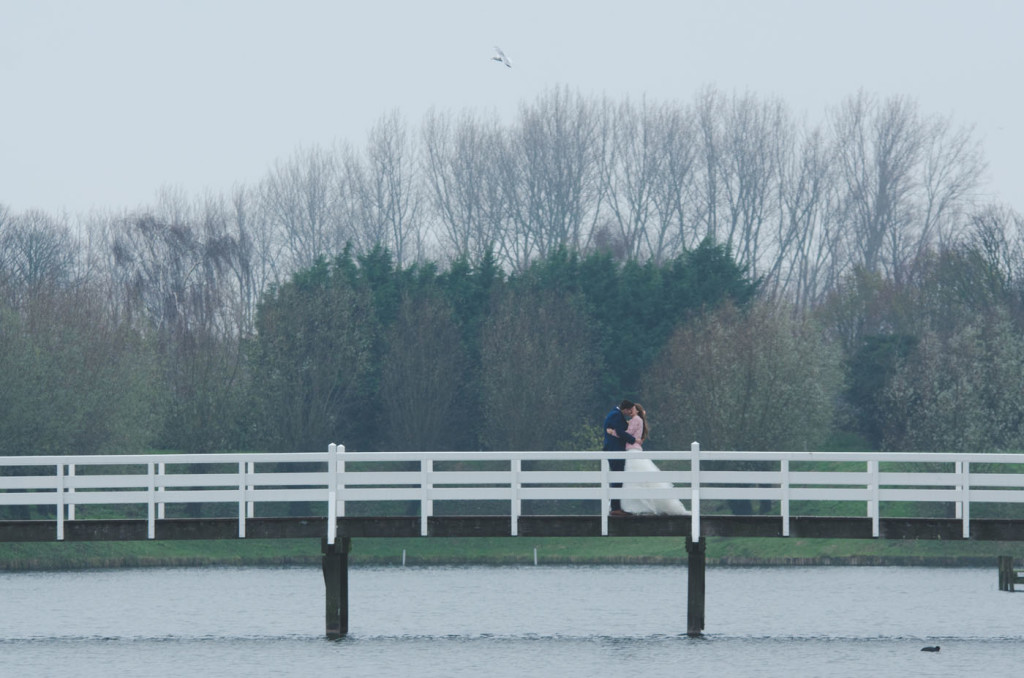 foto van een bruidspaar tijdens een bruiloft door bruidsfotograaf Kirstin Kraaijveld uit Hellevoetsluis