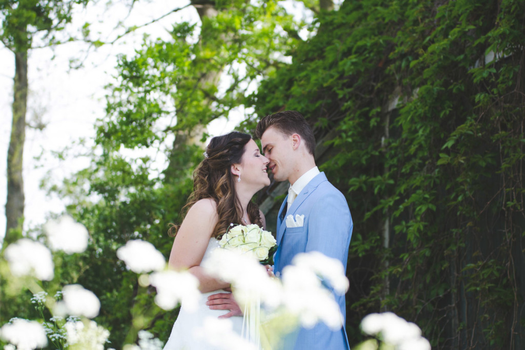 foto van een bruidspaar tijdens een bruiloft door bruidsfotograaf Kirstin Kraaijveld uit Hellevoetsluis