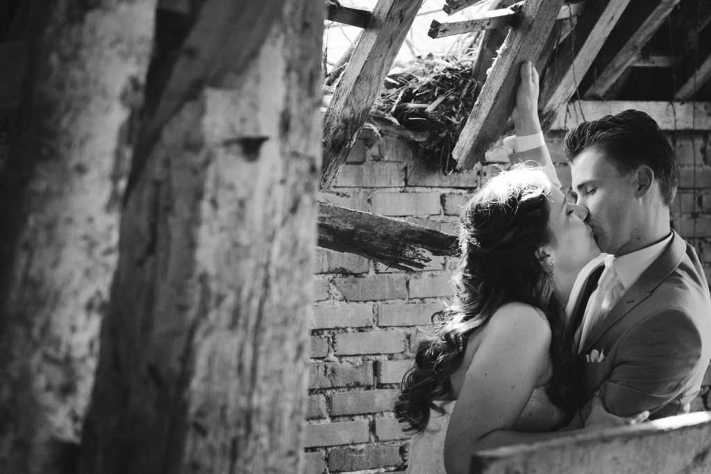 foto van een bruidspaar tijdens een bruiloft door bruidsfotograaf Kirstin Kraaijveld uit Hellevoetsluis