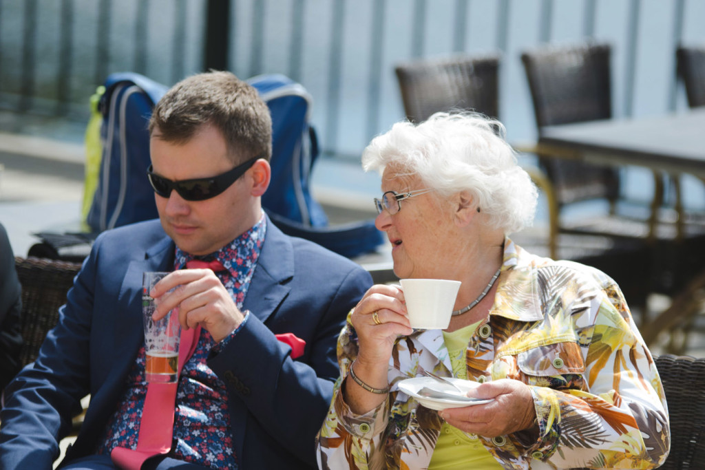 foto van een bruidspaar tijdens een bruiloft door bruidsfotograaf Kirstin Kraaijveld uit Hellevoetsluis