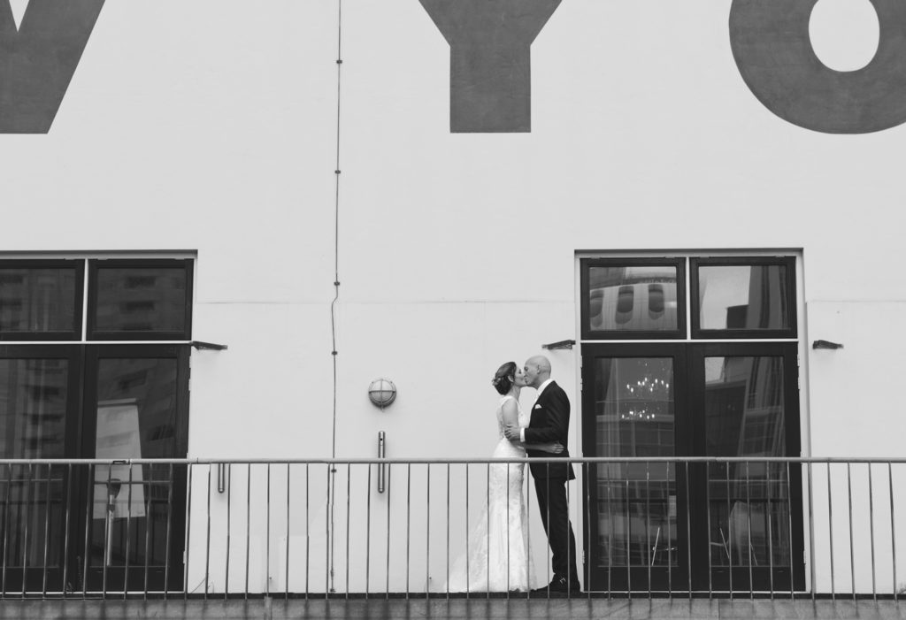 Foto tijdens een bruidsreportage in Rotterdam door Kirstin Kraaijveld Fotografie