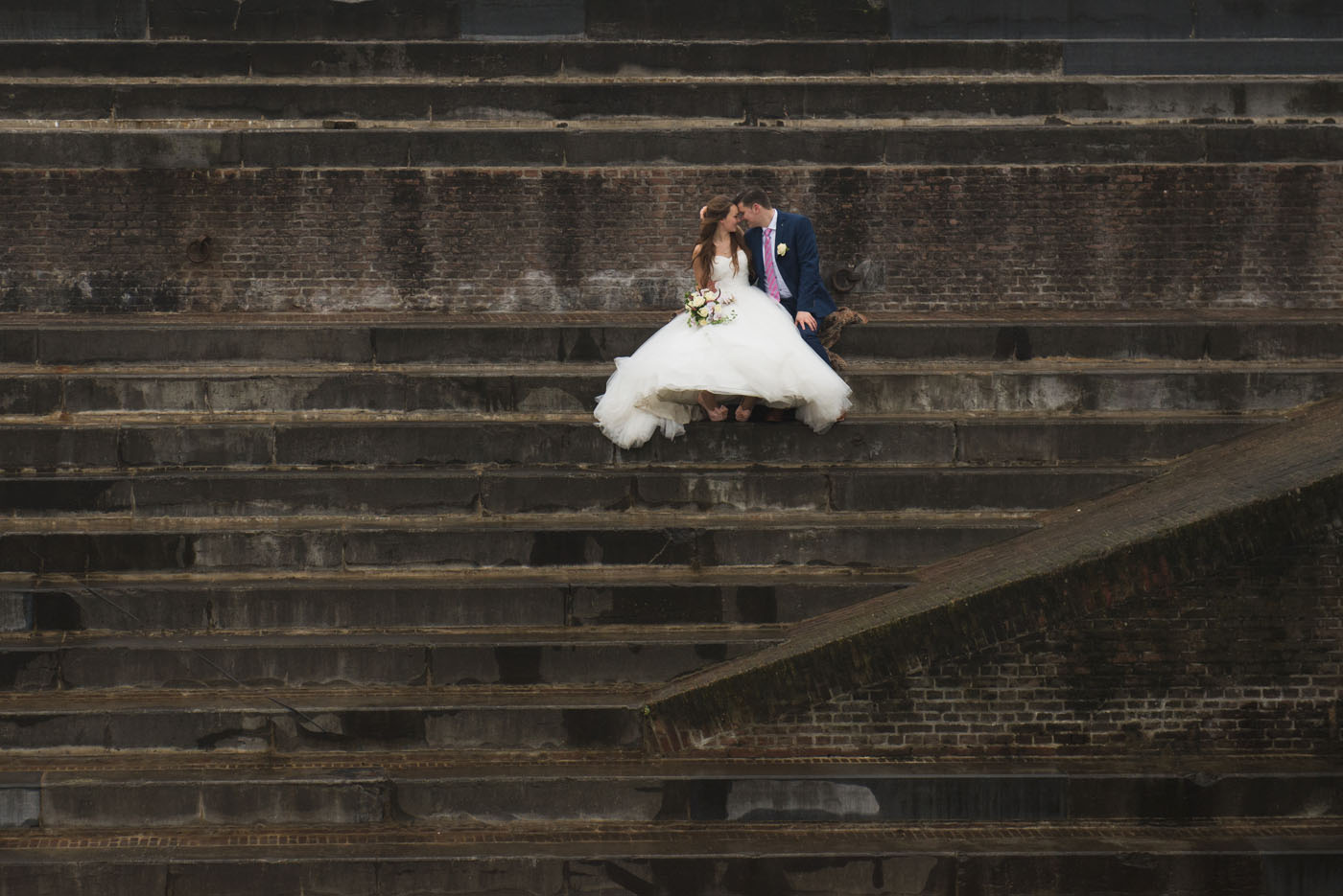 foto van een bruidspaar tijdens een bruiloft door bruidsfotograaf Kirstin Kraaijveld uit Hellevoetsluis